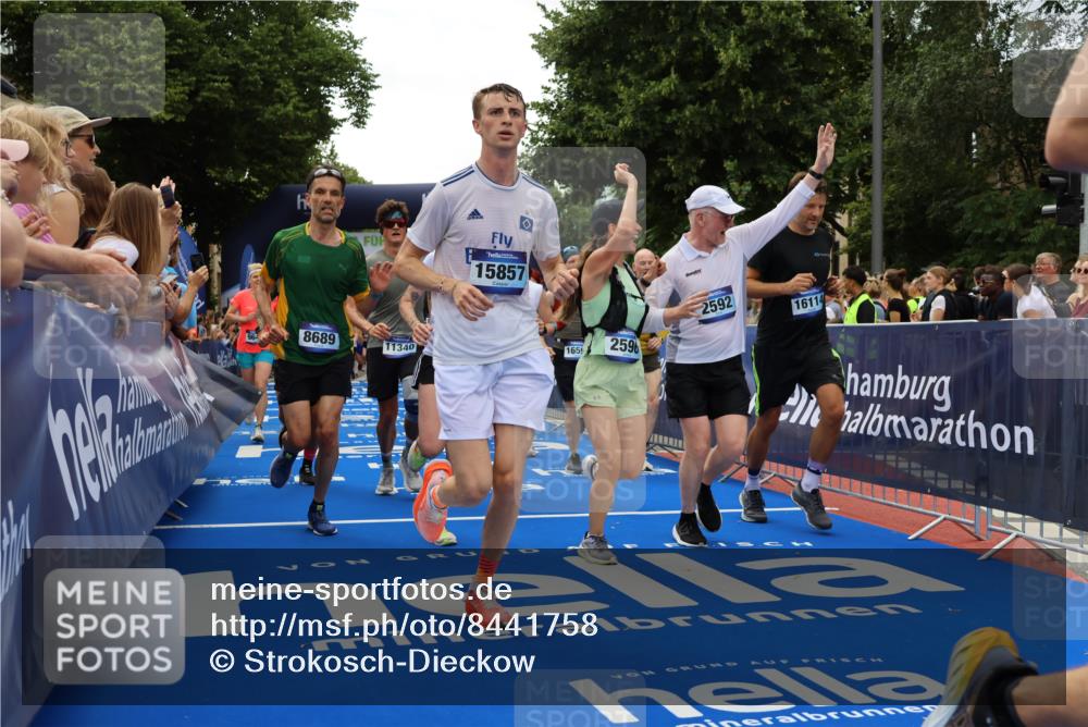 29.06.2025 - hella hamburg halbmarathon Strokosch-Dieckow http://msf.ph/oto/8441758 29.06.2025 10:49:32 Ziel 1342, 1476, 2504, 2516, 2592, 2596, 2878, 2889, 2937, 5705, 5978, 6115, 8437, 8689, 8813, 9038, 9463, 9649, 11339, 11340, 11679, 11779, 11977, 12094, 13233, 13269, 14562, 14838, 15392, 15857, 16114, 16592, 16738, 16891, 17001, 18058, 18476, 18887, 18960 meine-sportfotos.de
