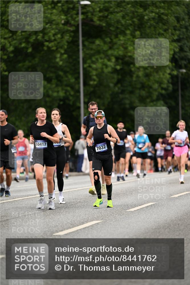 29.06.2025 - hella hamburg halbmarathon Dr. Thomas Lammeyer http://msf.ph/oto/8441762 29.06.2025 10:57:17 Kennedybrücke 2420, 2983, 2988, 3227, 3787, 4595, 6135, 6604, 7032, 7511, 7690, 7735, 7871, 9340, 9368, 10080, 10417, 10568, 10879, 10884, 10981 meine-sportfotos.de