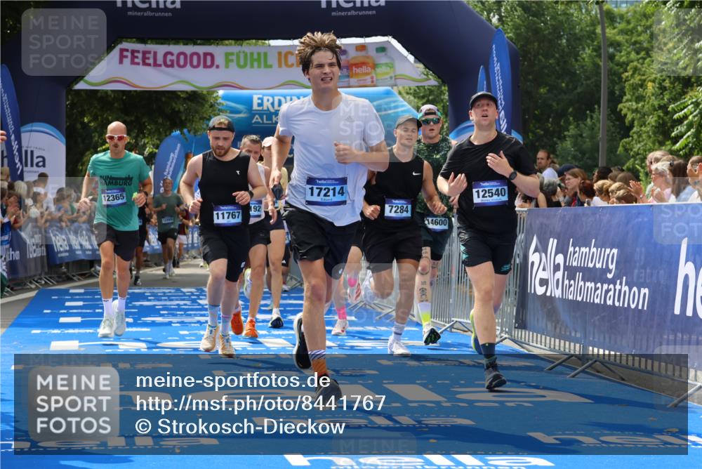 29.06.2025 - hella hamburg halbmarathon Strokosch-Dieckow http://msf.ph/oto/8441767 29.06.2025 10:40:30 Ziel 1912, 6649, 7284, 8966, 10978, 11767, 12365, 12540, 14924, 15015, 15164, 15247, 15542, 17214, 17245, 17724, 18192 meine-sportfotos.de