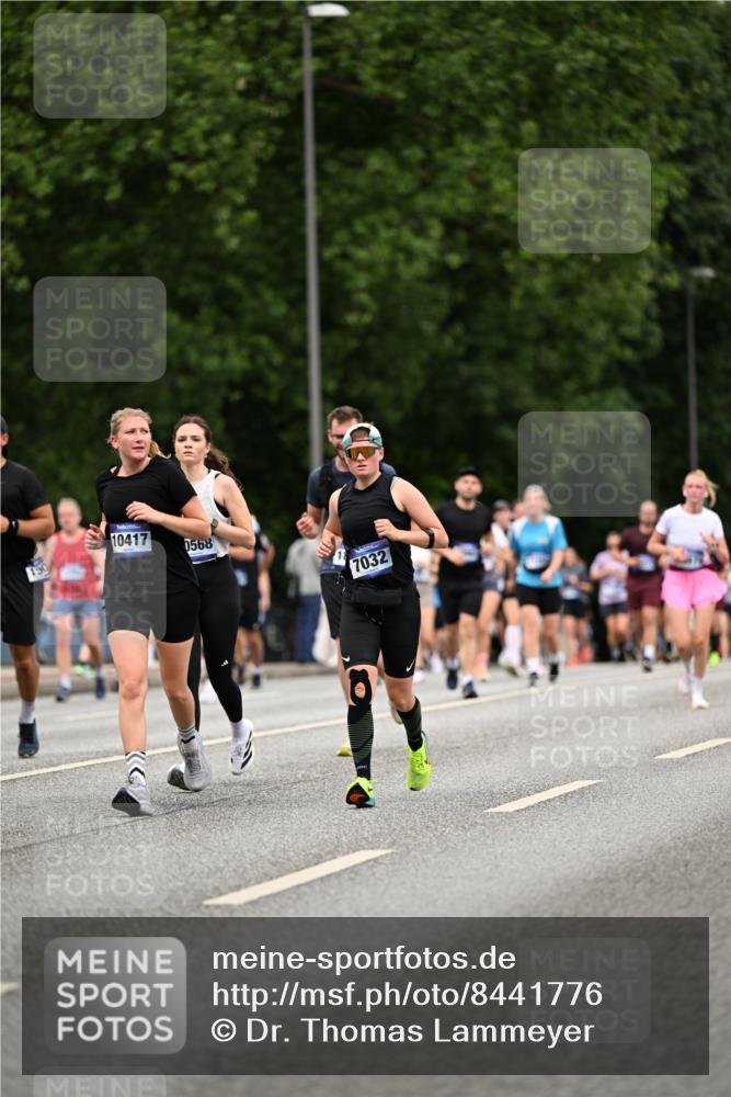 29.06.2025 - hella hamburg halbmarathon Dr. Thomas Lammeyer http://msf.ph/oto/8441776 29.06.2025 10:57:17 Kennedybrücke 2420, 2983, 2988, 3227, 3787, 4595, 6135, 6604, 7032, 7511, 7690, 7735, 7871, 9340, 9368, 10080, 10417, 10568, 10879, 10884, 10981 meine-sportfotos.de