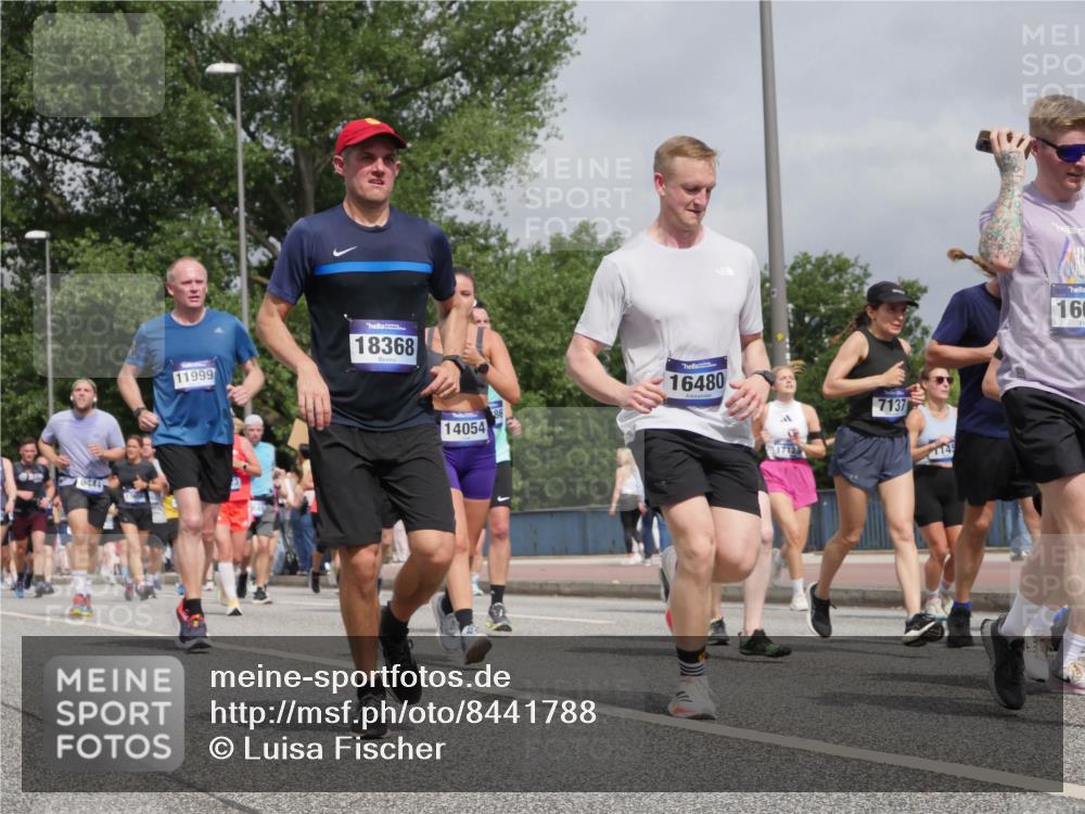 29.06.2025 - hella hamburg halbmarathon Luisa Fischer http://msf.ph/oto/8441788 29.06.2025 10:23:03 Kennedybrücke 6444, 11999, 18368, 14054, 16480, 7137, 160, 1145, 3678, 4539, 4614, 5035, 5123, 5251, 5556, 5834, 5849, 5878, 6444, 6796, 6797, 6872, 6874, 7137, 7647, 7917, 10622 meine-sportfotos.de