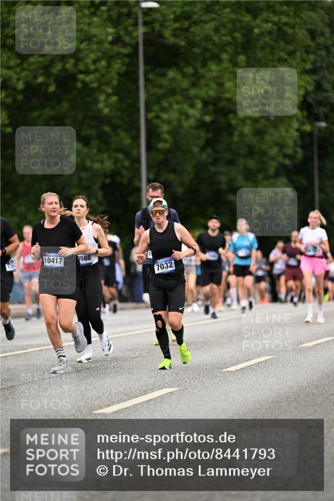 29.06.2025 - hella hamburg halbmarathon Dr. Thomas Lammeyer http://msf.ph/oto/8441793 29.06.2025 10:57:17 Kennedybrücke 2420, 2983, 2988, 3227, 3787, 4595, 6135, 6604, 7032, 7511, 7690, 7735, 7871, 9340, 9368, 10080, 10417, 10568, 10879, 10884, 10981 meine-sportfotos.de