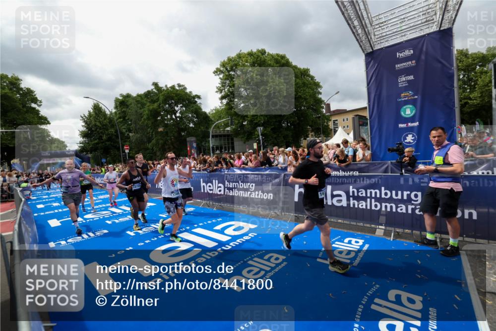 29.06.2025 - hella hamburg halbmarathon Zöllner http://msf.ph/oto/8441800 29.06.2025 10:56:21 Ziel 1193, 4029, 5465, 5672, 7547, 9903, 10789, 11231, 11309, 12348, 15300, 15484, 16113, 16375, 16634, 17468, 18117, 18495, 18652, 18741, 19152 meine-sportfotos.de