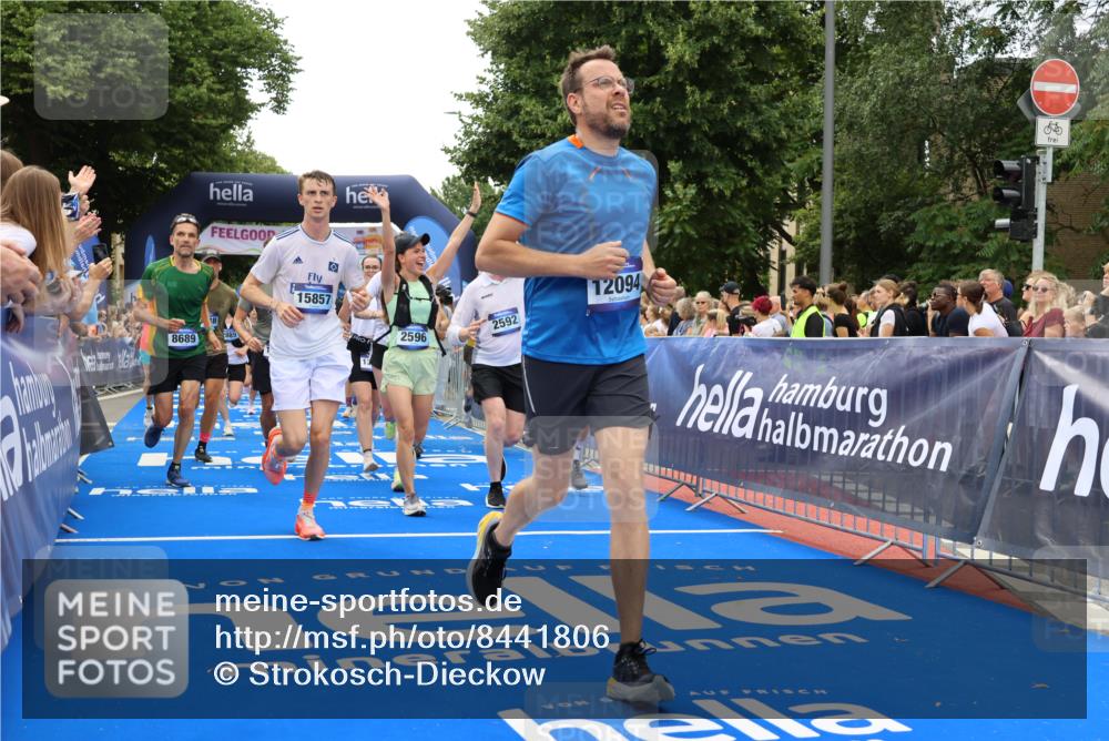 29.06.2025 - hella hamburg halbmarathon Strokosch-Dieckow http://msf.ph/oto/8441806 29.06.2025 10:49:31 Ziel 1342, 1476, 2504, 2516, 2592, 2596, 2878, 2889, 2937, 5705, 5978, 8437, 8689, 8813, 9038, 9463, 9649, 11339, 11340, 11679, 11779, 11977, 12094, 12670, 13233, 13269, 14562, 14838, 15392, 15784, 15857, 15894, 15966, 16114, 16592, 16738, 16891, 17001, 18476, 18887, 18960 meine-sportfotos.de