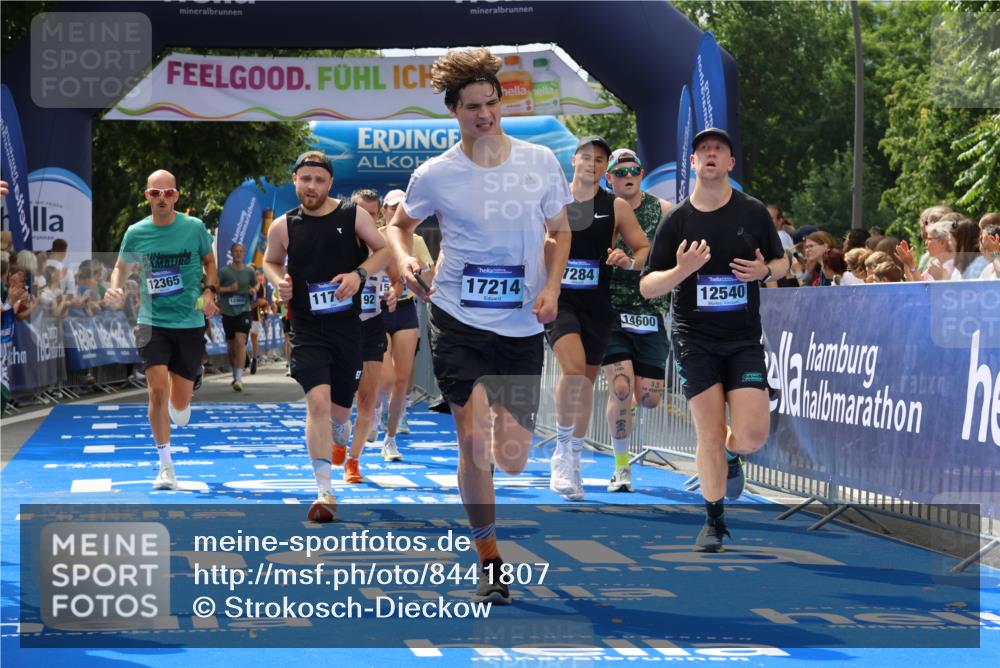 29.06.2025 - hella hamburg halbmarathon Strokosch-Dieckow http://msf.ph/oto/8441807 29.06.2025 10:40:30 Ziel 1912, 6649, 7284, 8966, 10978, 11767, 12365, 12540, 14924, 15015, 15164, 15247, 15542, 17214, 17245, 17724, 18192 meine-sportfotos.de
