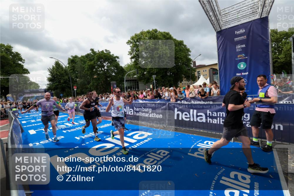 29.06.2025 - hella hamburg halbmarathon Zöllner http://msf.ph/oto/8441820 29.06.2025 10:56:21 Ziel 1193, 4029, 5465, 5672, 7547, 9903, 10789, 11231, 11309, 12348, 15300, 15484, 16113, 16375, 16634, 17468, 18117, 18495, 18652, 18741, 19152 meine-sportfotos.de