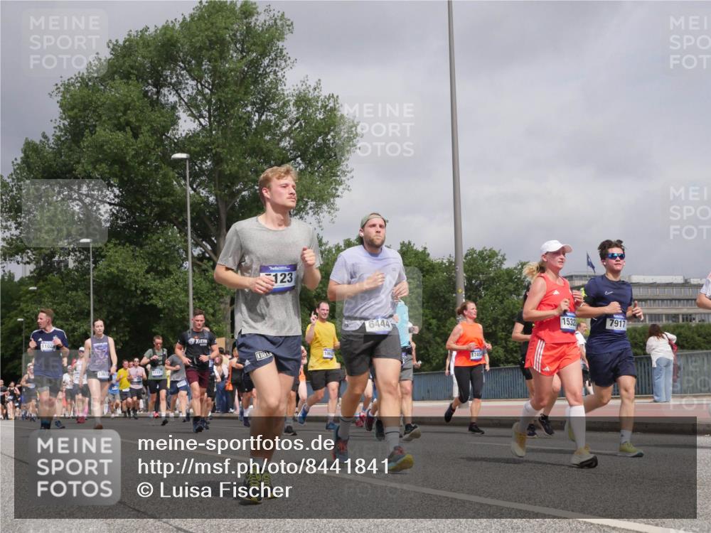 29.06.2025 - hella hamburg halbmarathon Luisa Fischer http://msf.ph/oto/8441841 29.06.2025 10:23:07 Kennedybrücke 11028, 13619, 123, 10622, 6444, 17454, 1532, 7917, 1145, 3278, 3678, 4539, 4614, 5123, 5556, 5834, 5849, 6444, 6874, 7137, 7744, 7917, 10622 meine-sportfotos.de