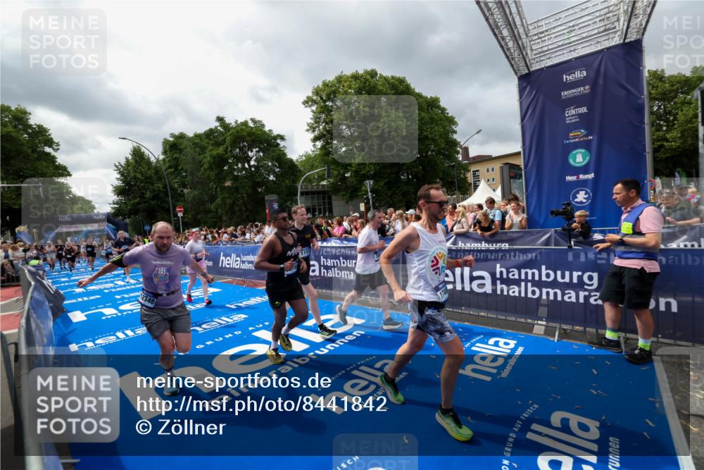 29.06.2025 - hella hamburg halbmarathon Zöllner http://msf.ph/oto/8441842 29.06.2025 10:56:22 Ziel 1193, 4029, 5465, 5672, 7547, 9903, 10789, 11231, 11309, 12348, 15300, 16375, 17468, 18117, 18495, 18652, 18741, 19152 meine-sportfotos.de