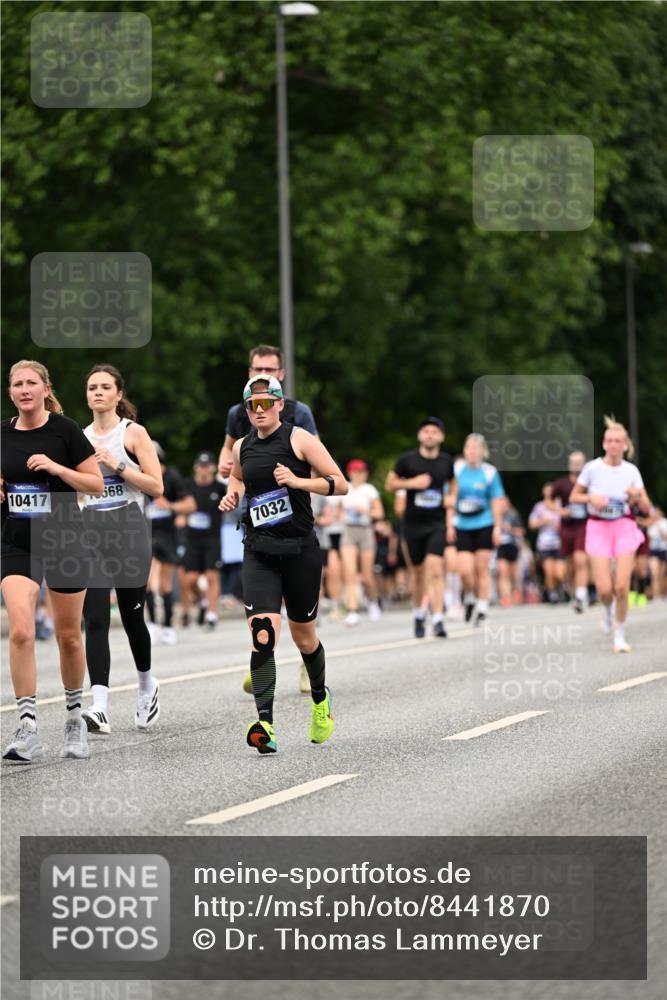 29.06.2025 - hella hamburg halbmarathon Dr. Thomas Lammeyer http://msf.ph/oto/8441870 29.06.2025 10:57:17 Kennedybrücke 2420, 2983, 2988, 3227, 3787, 4595, 6135, 6604, 7032, 7511, 7690, 7735, 7871, 9340, 9368, 10080, 10417, 10568, 10879, 10884, 10981 meine-sportfotos.de