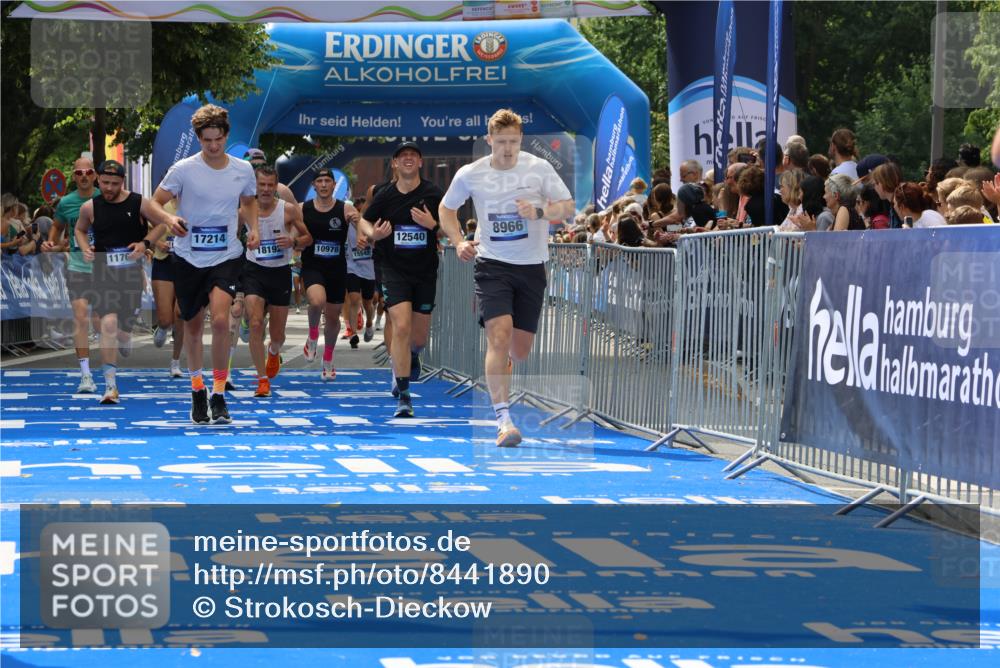 29.06.2025 - hella hamburg halbmarathon Strokosch-Dieckow http://msf.ph/oto/8441890 29.06.2025 10:40:28 Ziel 6649, 7284, 8370, 8966, 10978, 11767, 12365, 12540, 14924, 15015, 15164, 15247, 17214, 17245, 17916, 18192 meine-sportfotos.de