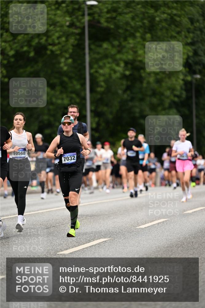 29.06.2025 - hella hamburg halbmarathon Dr. Thomas Lammeyer http://msf.ph/oto/8441925 29.06.2025 10:57:18 Kennedybrücke 2420, 2983, 2988, 3227, 3787, 4595, 6135, 6604, 7032, 7511, 7690, 7735, 7871, 9340, 9368, 10080, 10417, 10568, 10879, 10884, 10981 meine-sportfotos.de