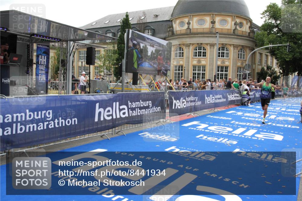 29.06.2025 - hella hamburg halbmarathon Michael Strokosch http://msf.ph/oto/8441934 29.06.2025 10:24:40 Ziel 2892, 14506 meine-sportfotos.de