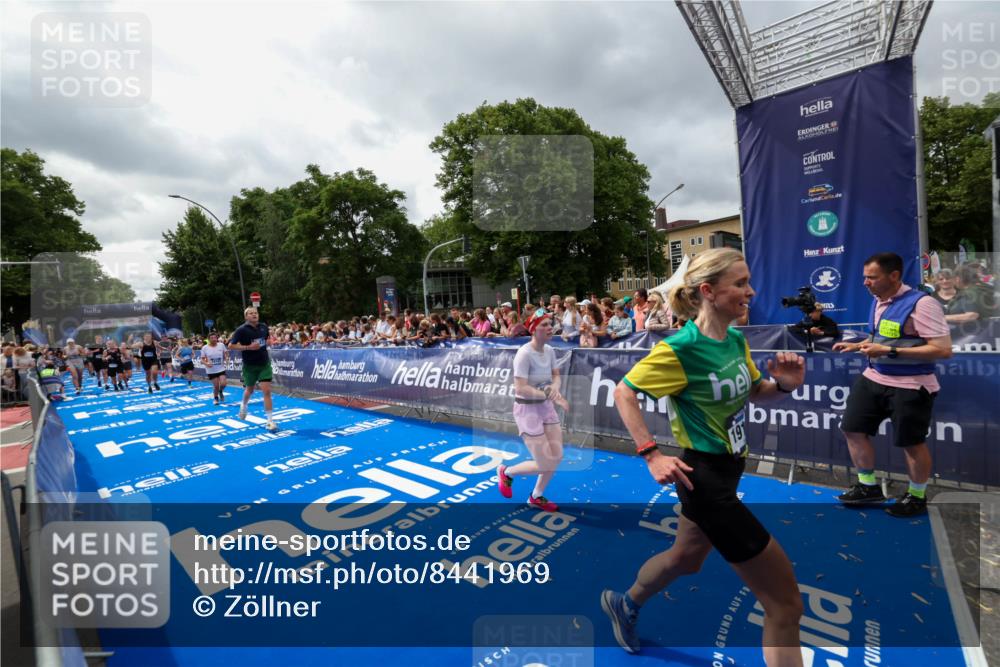 29.06.2025 - hella hamburg halbmarathon Zöllner http://msf.ph/oto/8441969 29.06.2025 10:56:23 Ziel 1193, 3048, 4029, 5465, 5672, 7547, 9622, 9903, 10789, 11231, 11309, 12348, 15300, 16375, 18117, 18495, 18652, 18741, 19152 meine-sportfotos.de