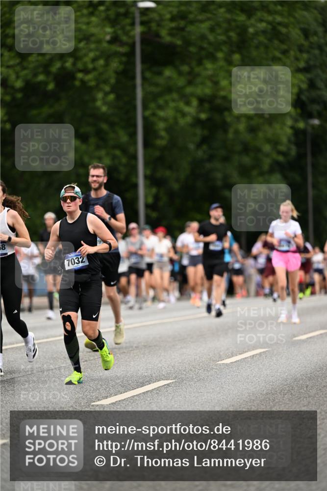 29.06.2025 - hella hamburg halbmarathon Dr. Thomas Lammeyer http://msf.ph/oto/8441986 29.06.2025 10:57:18 Kennedybrücke 2420, 2983, 2988, 3227, 3787, 4595, 6135, 6604, 7032, 7511, 7690, 7735, 7871, 9340, 9368, 10080, 10417, 10568, 10879, 10884, 10981 meine-sportfotos.de