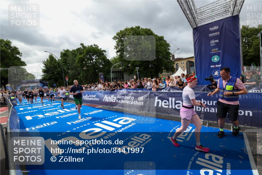 29.06.2025 - hella hamburg halbmarathon Zöllner http://msf.ph/oto/8441997 29.06.2025 10:56:24 Ziel 3048, 4029, 5672, 7547, 7742, 9622, 9903, 11231, 11309, 12348, 15300, 15818, 16375, 18117, 18495, 18652, 18741, 19152 meine-sportfotos.de