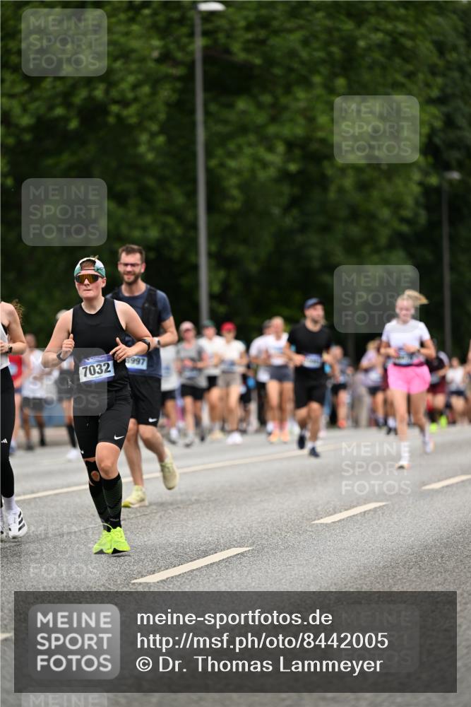 29.06.2025 - hella hamburg halbmarathon Dr. Thomas Lammeyer http://msf.ph/oto/8442005 29.06.2025 10:57:18 Kennedybrücke 2420, 2983, 2988, 3227, 3787, 4595, 6135, 6604, 7032, 7511, 7690, 7735, 7871, 9340, 9368, 10080, 10417, 10568, 10879, 10884, 10981 meine-sportfotos.de