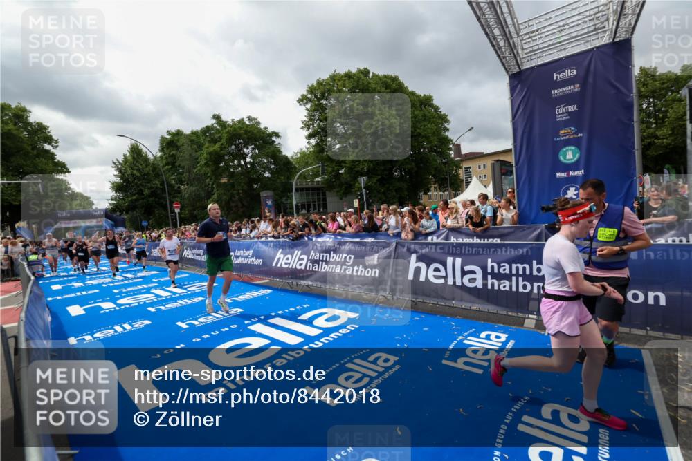 29.06.2025 - hella hamburg halbmarathon Zöllner http://msf.ph/oto/8442018 29.06.2025 10:56:24 Ziel 3048, 4029, 5672, 7547, 7742, 9622, 9903, 11231, 11309, 12348, 15300, 15818, 16375, 18117, 18495, 18652, 18741, 19152 meine-sportfotos.de