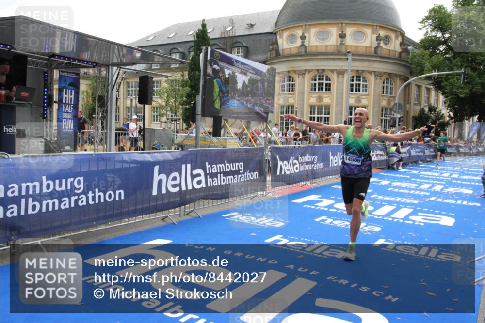 29.06.2025 - hella hamburg halbmarathon Michael Strokosch http://msf.ph/oto/8442027 29.06.2025 10:24:41 Ziel 2892, 14506 meine-sportfotos.de