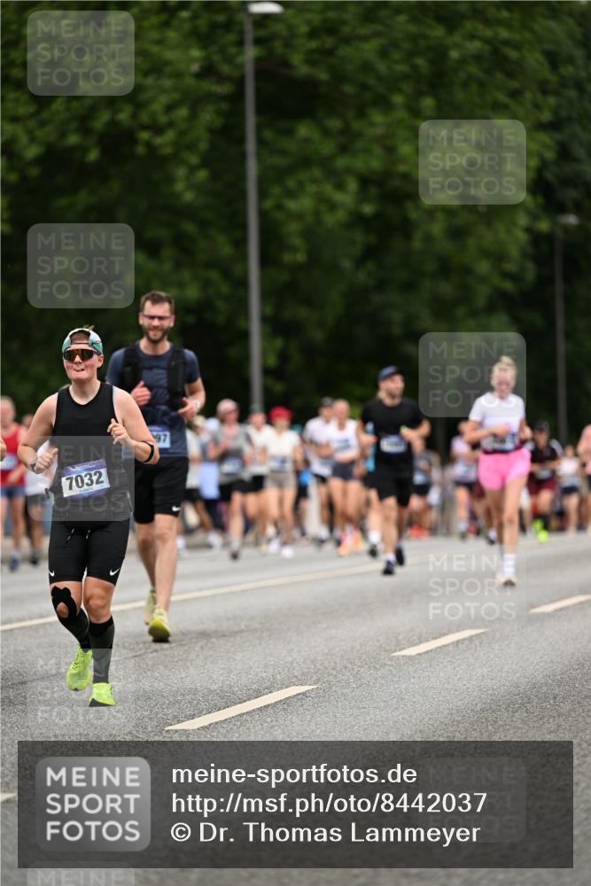 29.06.2025 - hella hamburg halbmarathon Dr. Thomas Lammeyer http://msf.ph/oto/8442037 29.06.2025 10:57:19 Kennedybrücke 2420, 2983, 2988, 3227, 3787, 4595, 6135, 6604, 7032, 7511, 7690, 7735, 7871, 9340, 9368, 10080, 10417, 10568, 10879, 10884, 10981 meine-sportfotos.de