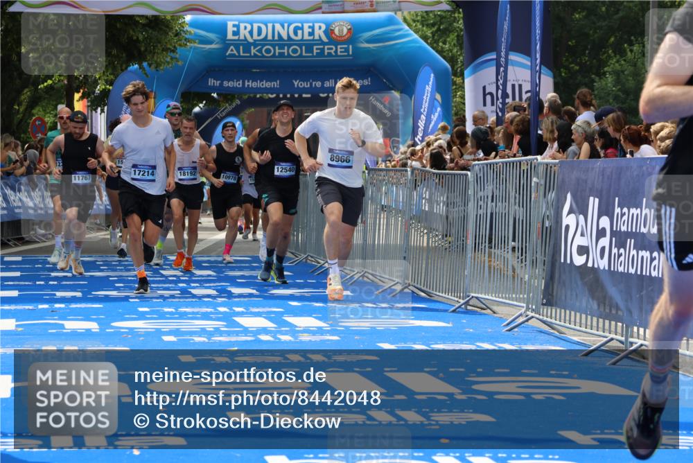 29.06.2025 - hella hamburg halbmarathon Strokosch-Dieckow http://msf.ph/oto/8442048 29.06.2025 10:40:28 Ziel 6649, 7284, 8370, 8966, 10978, 11767, 12365, 12540, 14924, 15015, 15164, 15247, 17214, 17245, 17916, 18192 meine-sportfotos.de