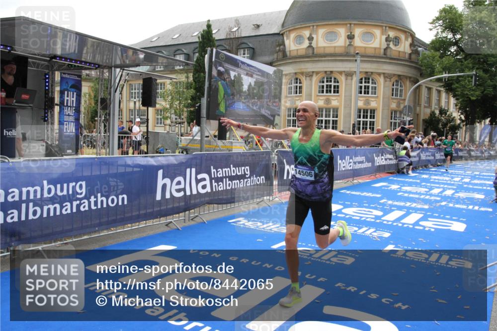 29.06.2025 - hella hamburg halbmarathon Michael Strokosch http://msf.ph/oto/8442065 29.06.2025 10:24:42 Ziel 2892, 14506 meine-sportfotos.de