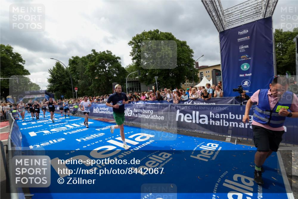 29.06.2025 - hella hamburg halbmarathon Zöllner http://msf.ph/oto/8442067 29.06.2025 10:56:24 Ziel 3048, 4029, 5672, 7547, 7742, 9622, 9903, 11231, 11309, 12348, 15300, 15818, 16375, 18117, 18495, 18652, 18741, 19152 meine-sportfotos.de