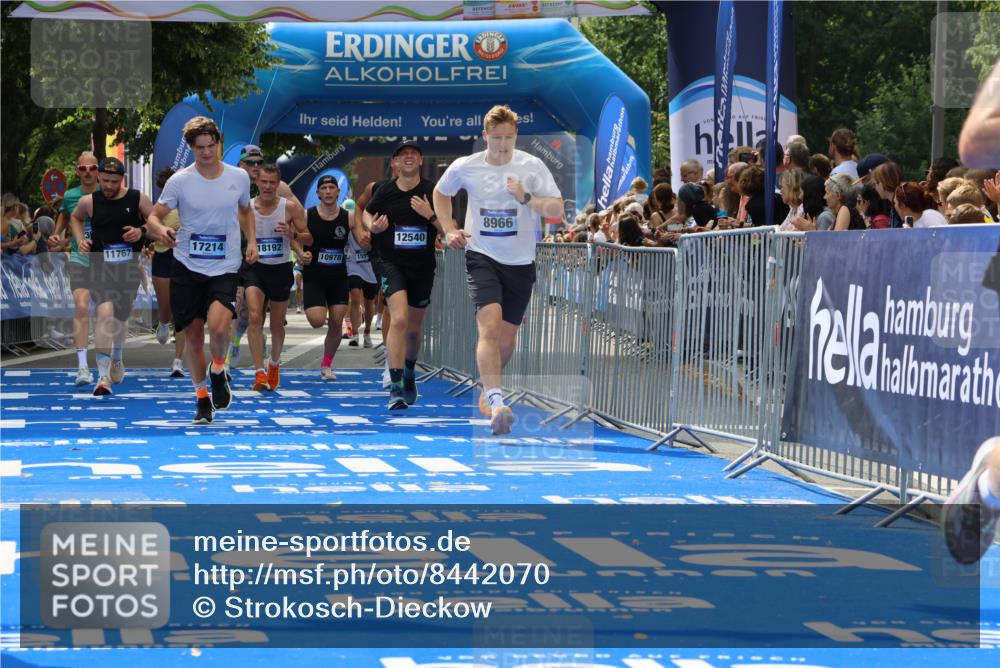 29.06.2025 - hella hamburg halbmarathon Strokosch-Dieckow http://msf.ph/oto/8442070 29.06.2025 10:40:28 Ziel 6649, 7284, 8370, 8966, 10978, 11767, 12365, 12540, 14924, 15015, 15164, 15247, 17214, 17245, 17916, 18192 meine-sportfotos.de
