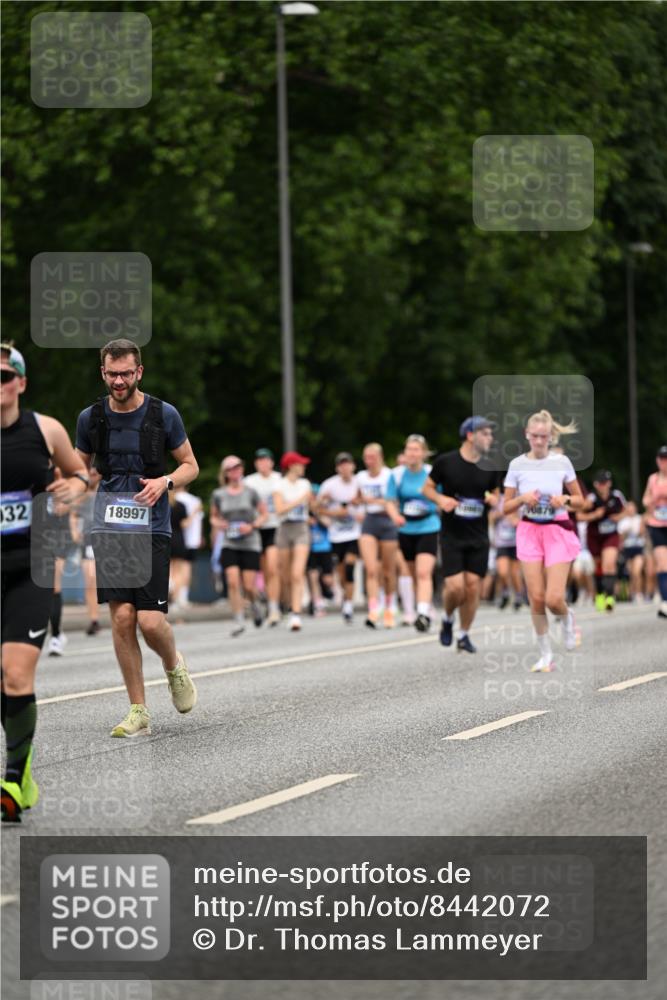 29.06.2025 - hella hamburg halbmarathon Dr. Thomas Lammeyer http://msf.ph/oto/8442072 29.06.2025 10:57:19 Kennedybrücke 2420, 2983, 2988, 3227, 3787, 4595, 6135, 6604, 7032, 7511, 7690, 7735, 7871, 9340, 9368, 10080, 10417, 10568, 10879, 10884, 10981 meine-sportfotos.de