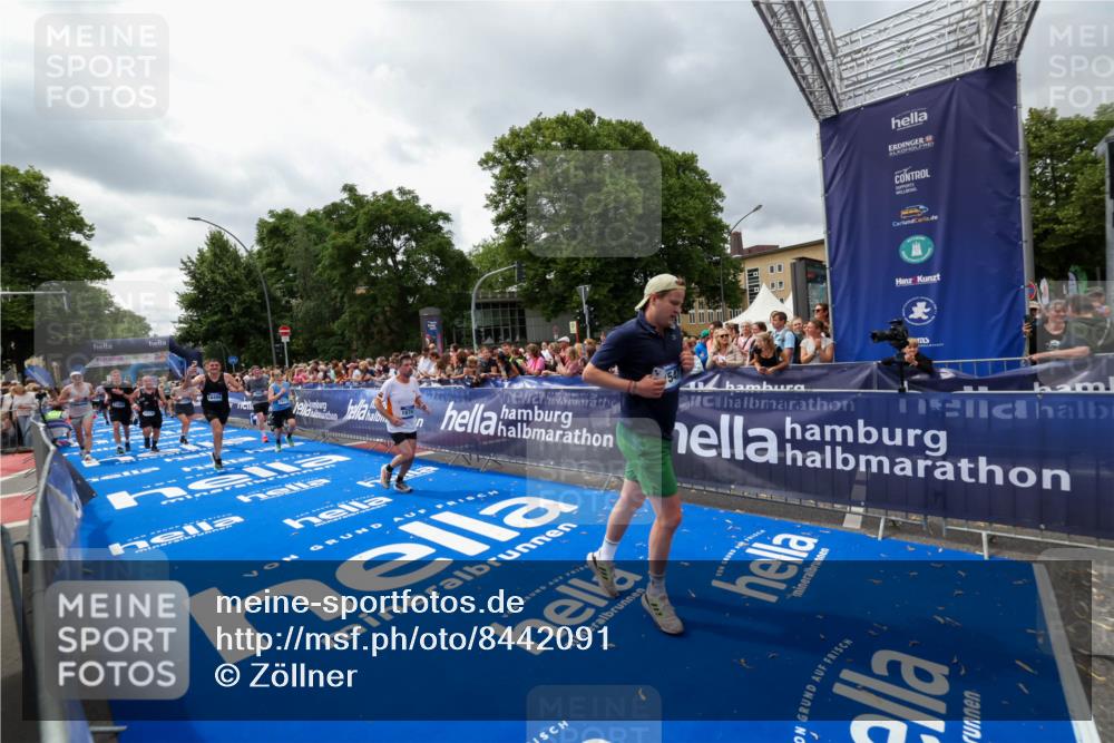 29.06.2025 - hella hamburg halbmarathon Zöllner http://msf.ph/oto/8442091 29.06.2025 10:56:25 Ziel 3048, 4029, 5672, 7547, 7742, 8863, 9622, 10665, 11231, 11309, 15300, 15818, 16375, 18117, 18495, 18652, 18741 meine-sportfotos.de