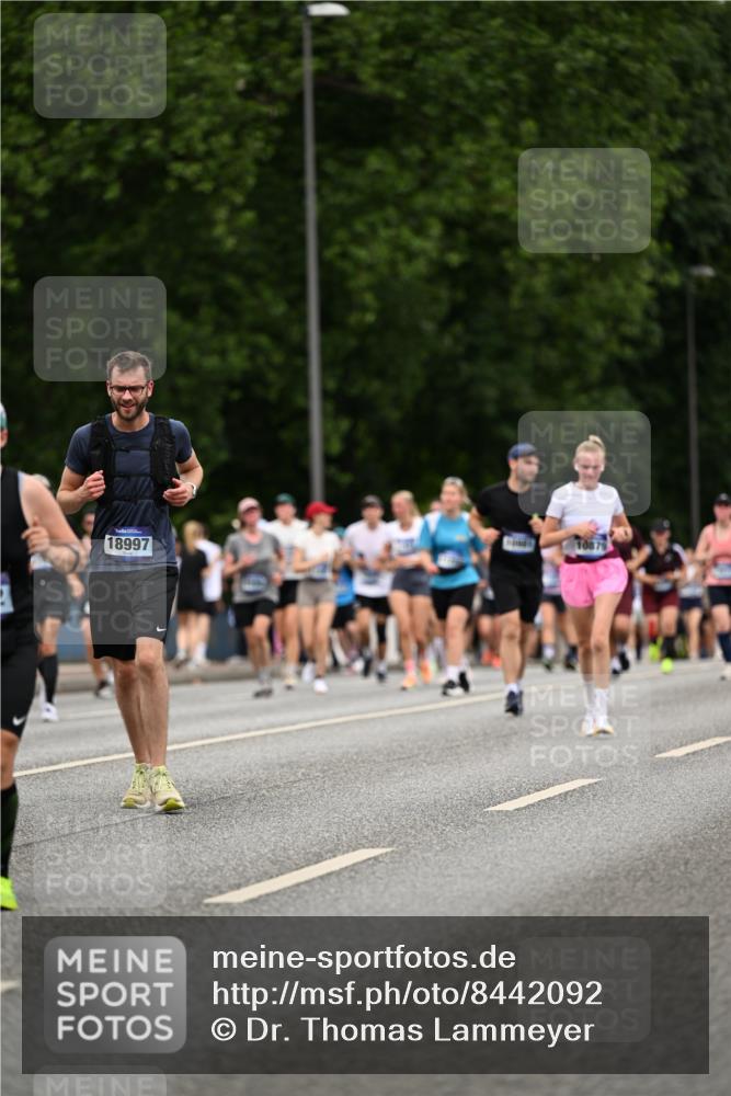 29.06.2025 - hella hamburg halbmarathon Dr. Thomas Lammeyer http://msf.ph/oto/8442092 29.06.2025 10:57:19 Kennedybrücke 2420, 2983, 2988, 3227, 3787, 4595, 6135, 6604, 7032, 7511, 7690, 7735, 7871, 9340, 9368, 10080, 10417, 10568, 10879, 10884, 10981 meine-sportfotos.de