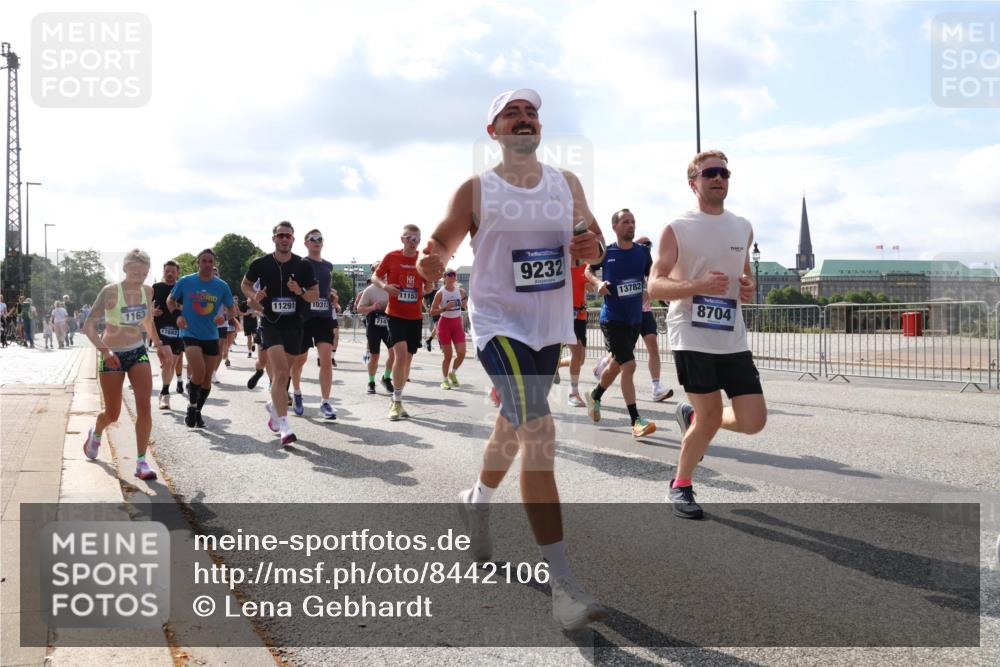 29.06.2025 - hella hamburg halbmarathon Lena Gebhardt http://msf.ph/oto/8442106 29.06.2025 09:53:02 Lombardsbrücke 11291, 0313, 1163, 714, 11153, 9232, 13782, 8704, 1012, 1070, 1163, 1176, 1220, 1391, 1415, 1613, 1735, 1759, 1782, 2048, 2189, 2213, 2233, 2234, 2590, 2788, 2970, 3021, 3098, 3109, 3124, 3304, 3907, 3917, 3928, 4080, 4277, 4497, 4553, 4691, 4933, 4981, 4997, 5007, 5132, 5476, 5477, 5623, 5624, 5682, 6081, 6152, 6203, 6712, 6716, 7005, 7067, 7093, 7147, 7191, 7204, 7325, 7450, 7451, 7599, 7765, 7843, 7865, 7961, 8063, 8145, 8467, 8664, 10796 meine-sportfotos.de
