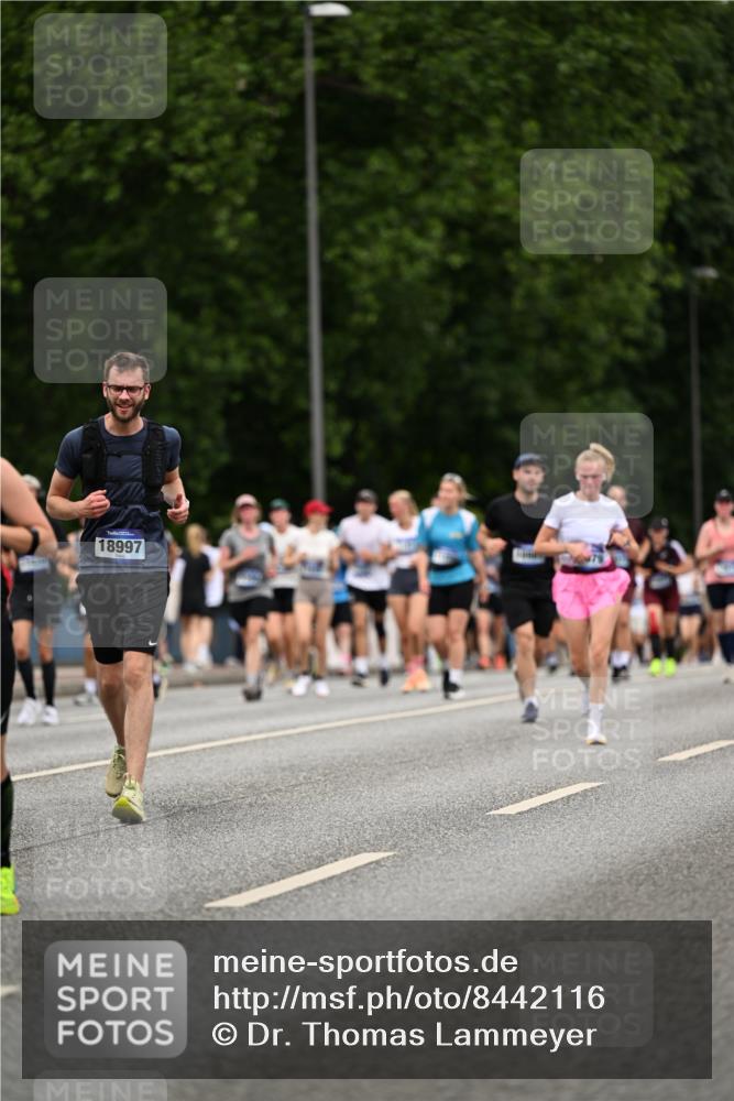 29.06.2025 - hella hamburg halbmarathon Dr. Thomas Lammeyer http://msf.ph/oto/8442116 29.06.2025 10:57:19 Kennedybrücke 2420, 2983, 2988, 3227, 3787, 4595, 6135, 6604, 7032, 7511, 7690, 7735, 7871, 9340, 9368, 10080, 10417, 10568, 10879, 10884, 10981 meine-sportfotos.de