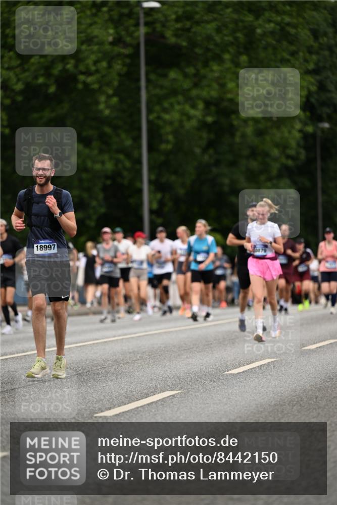 29.06.2025 - hella hamburg halbmarathon Dr. Thomas Lammeyer http://msf.ph/oto/8442150 29.06.2025 10:57:20 Kennedybrücke 2420, 2983, 2988, 3227, 3787, 4595, 6135, 6604, 7032, 7511, 7690, 7735, 7871, 9340, 9368, 10080, 10417, 10568, 10879, 10981 meine-sportfotos.de