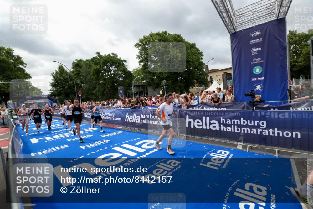 29.06.2025 - hella hamburg halbmarathon Zöllner http://msf.ph/oto/8442157 29.06.2025 10:56:26 Ziel 3048, 4029, 5672, 7547, 7742, 8863, 9622, 10665, 11231, 11309, 15300, 15818, 16375, 18117, 18495, 18652, 18741 meine-sportfotos.de