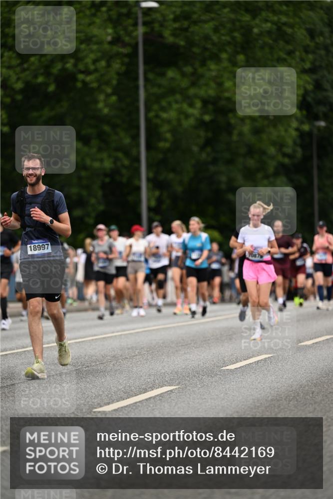 29.06.2025 - hella hamburg halbmarathon Dr. Thomas Lammeyer http://msf.ph/oto/8442169 29.06.2025 10:57:20 Kennedybrücke 2420, 2983, 2988, 3227, 3787, 4595, 6135, 6604, 7032, 7511, 7690, 7735, 7871, 9340, 9368, 10080, 10417, 10568, 10879, 10981 meine-sportfotos.de