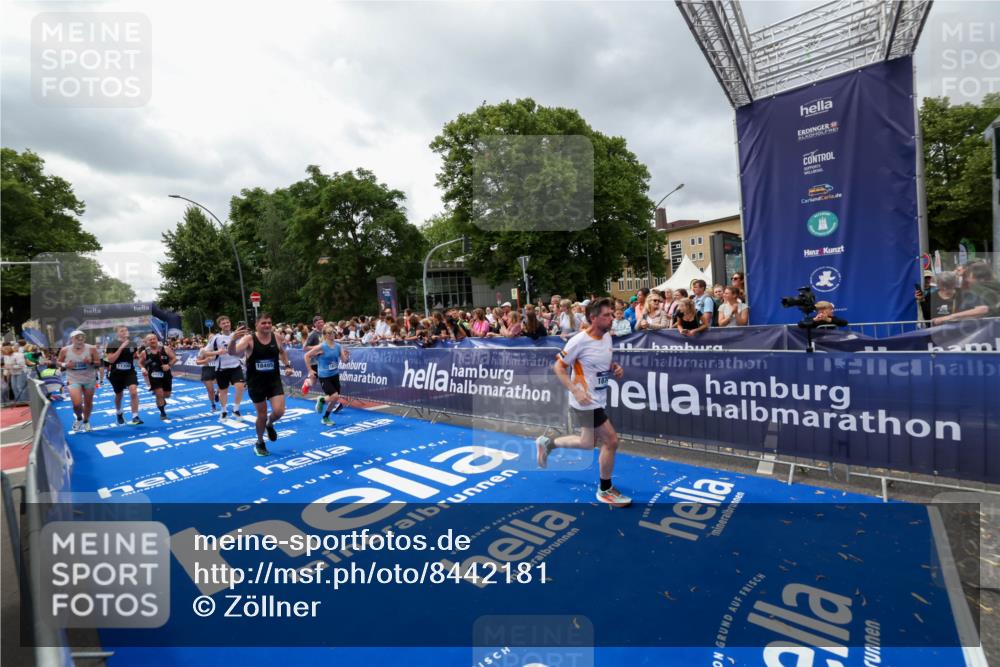 29.06.2025 - hella hamburg halbmarathon Zöllner http://msf.ph/oto/8442181 29.06.2025 10:56:26 Ziel 3048, 4029, 5672, 7547, 7742, 8863, 9622, 10665, 11231, 11309, 15300, 15818, 16375, 18117, 18495, 18652, 18741 meine-sportfotos.de