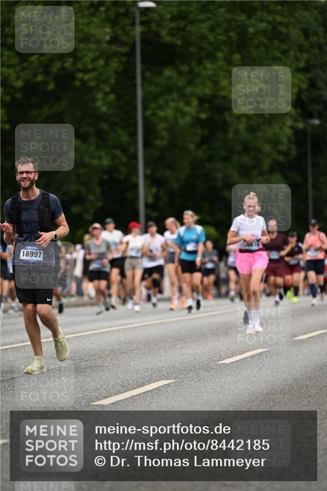 29.06.2025 - hella hamburg halbmarathon Dr. Thomas Lammeyer http://msf.ph/oto/8442185 29.06.2025 10:57:20 Kennedybrücke 2420, 2983, 2988, 3227, 3787, 4595, 6135, 6604, 7032, 7511, 7690, 7735, 7871, 9340, 9368, 10080, 10417, 10568, 10879, 10981 meine-sportfotos.de