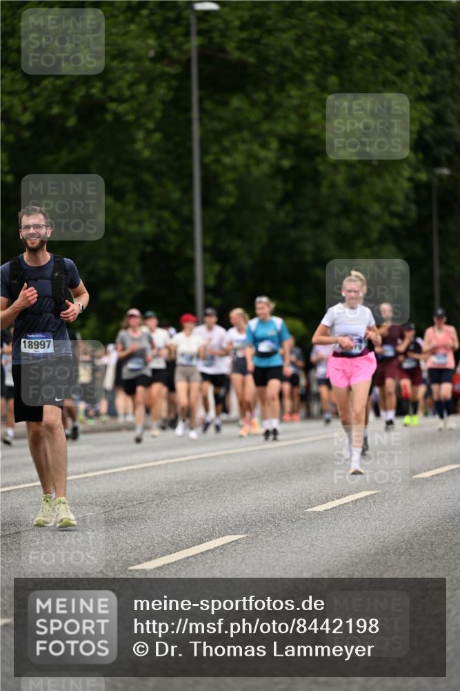 29.06.2025 - hella hamburg halbmarathon Dr. Thomas Lammeyer http://msf.ph/oto/8442198 29.06.2025 10:57:20 Kennedybrücke 2420, 2983, 2988, 3227, 3787, 4595, 6135, 6604, 7032, 7511, 7690, 7735, 7871, 9340, 9368, 10080, 10417, 10568, 10879, 10981 meine-sportfotos.de
