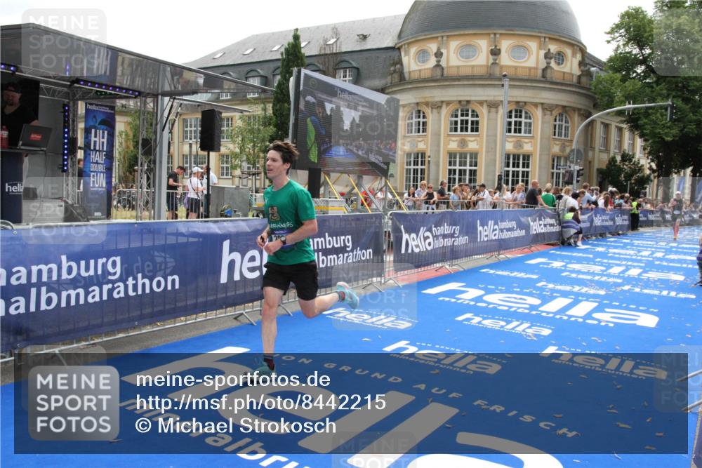 29.06.2025 - hella hamburg halbmarathon Michael Strokosch http://msf.ph/oto/8442215 29.06.2025 10:24:46 Ziel 1241, 2892, 18740 meine-sportfotos.de