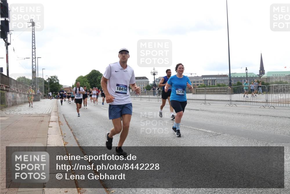 29.06.2025 - hella hamburg halbmarathon Lena Gebhardt http://msf.ph/oto/8442228 29.06.2025 10:29:33 Lombardsbrücke 18414, 1230, 1063, 1230, 1661, 2688, 2699, 3179, 3311, 3524, 4349, 4373, 4395, 5350, 6285, 6345, 6725, 7449, 7517, 7832, 8048, 8388, 8812, 9095, 9714, 9937, 10198, 10322, 10641, 10808, 10996, 11249, 11269, 11376, 11444, 11634, 11792, 11803, 11989, 12086, 12216, 12227, 12404, 12958, 13090, 13382, 13810, 14644, 15266, 15952, 15955, 16306, 16659, 16662, 16673, 16676, 17496, 17945, 18298, 18299, 18385, 18414 meine-sportfotos.de