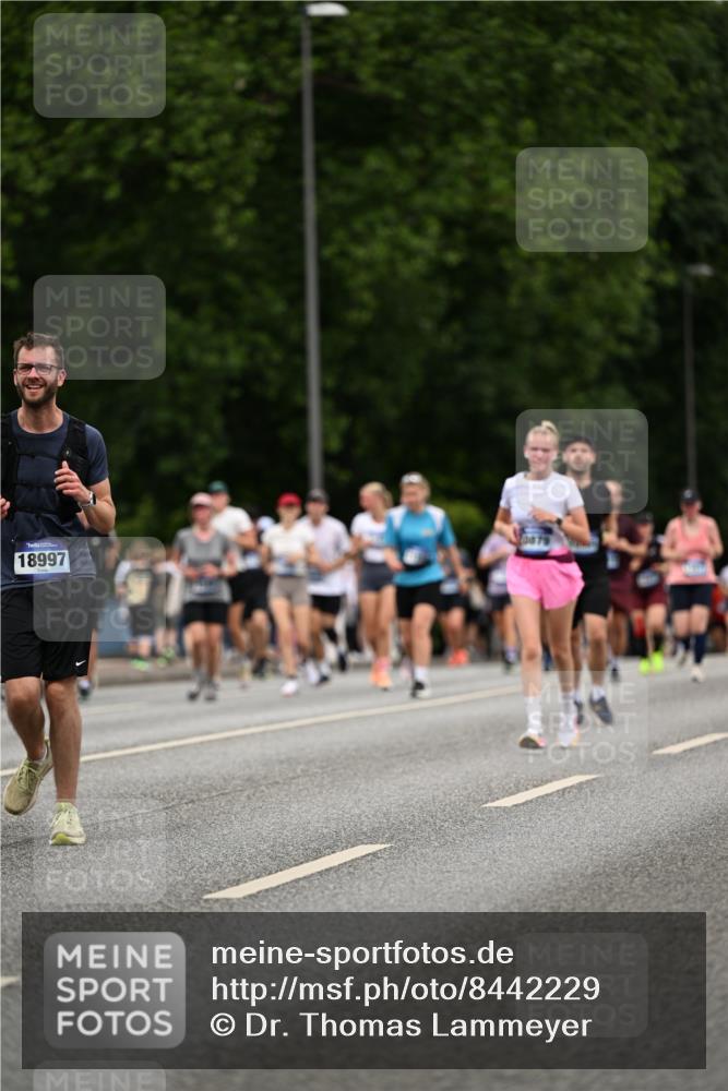 29.06.2025 - hella hamburg halbmarathon Dr. Thomas Lammeyer http://msf.ph/oto/8442229 29.06.2025 10:57:20 Kennedybrücke 2420, 2983, 2988, 3227, 3787, 4595, 6135, 6604, 7032, 7511, 7690, 7735, 7871, 9340, 9368, 10080, 10417, 10568, 10879, 10981 meine-sportfotos.de