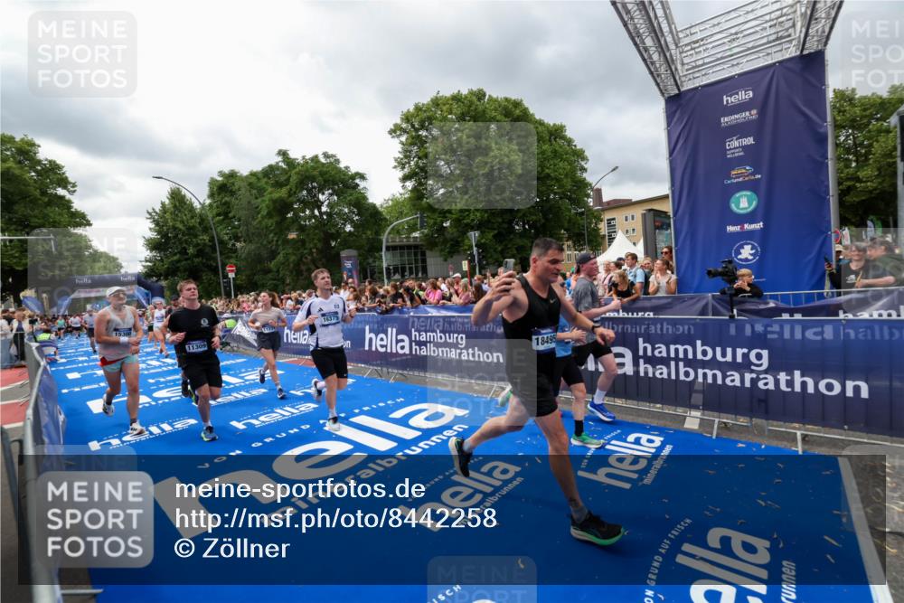 29.06.2025 - hella hamburg halbmarathon Zöllner http://msf.ph/oto/8442258 29.06.2025 10:56:27 Ziel 3048, 4029, 5672, 7742, 8863, 9622, 10665, 11231, 11309, 15300, 15818, 16375, 17734, 18117, 18495, 18652, 18741 meine-sportfotos.de
