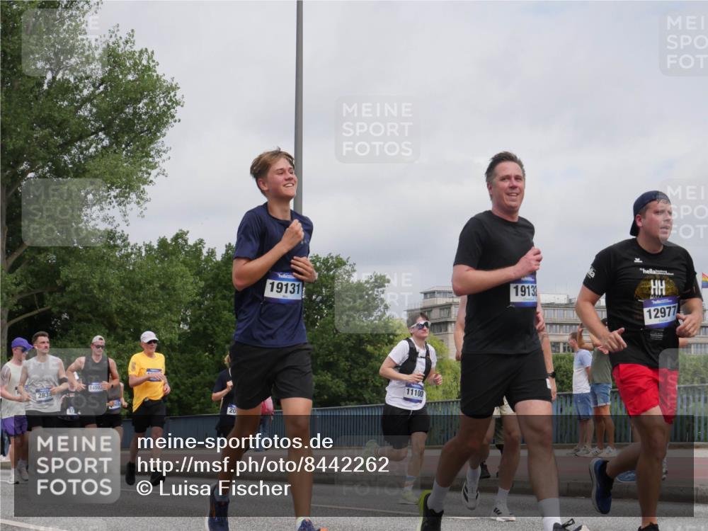 29.06.2025 - hella hamburg halbmarathon Luisa Fischer http://msf.ph/oto/8442262 29.06.2025 10:23:44 Kennedybrücke 2834, 14503, 20, 19131, 11100, 19132, 12977, 1011, 2053, 2064, 2834, 3842, 4154, 4166, 4288, 4754, 4869, 5181, 6951, 7131, 8025, 8738, 9873, 10039, 10613, 10647, 10754 meine-sportfotos.de