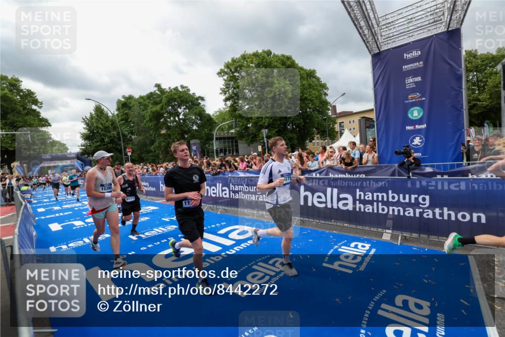 29.06.2025 - hella hamburg halbmarathon Zöllner http://msf.ph/oto/8442272 29.06.2025 10:56:28 Ziel 3048, 4029, 5672, 6399, 7742, 8863, 9622, 10665, 11231, 11309, 15300, 15818, 16257, 16375, 17734, 18117, 18495, 18652 meine-sportfotos.de