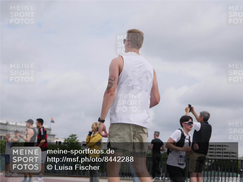 29.06.2025 - hella hamburg halbmarathon Luisa Fischer http://msf.ph/oto/8442288 29.06.2025 10:23:47 Kennedybrücke 1011, 2053, 2834, 3842, 4154, 4166, 4288, 4754, 4869, 5181, 6608, 6844, 6951, 8025, 8940, 9005, 9011, 9236, 10039, 10613, 10647 meine-sportfotos.de