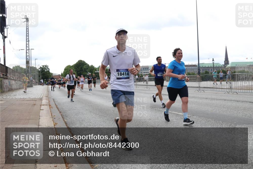 29.06.2025 - hella hamburg halbmarathon Lena Gebhardt http://msf.ph/oto/8442300 29.06.2025 10:29:33 Lombardsbrücke 18414, 13382, 1063, 1230, 1661, 2688, 2699, 3179, 3311, 3524, 4349, 4373, 4395, 5350, 6285, 6345, 6725, 7449, 7517, 7832, 8048, 8388, 8812, 9095, 9714, 9937, 10198, 10322, 10641, 10808, 10996, 11249, 11269, 11376, 11444, 11634, 11792, 11803, 11989, 12086, 12216, 12227, 12404, 12958, 13090, 13382, 13810, 14644, 15266, 15952, 15955, 16306, 16659, 16662, 16673, 16676, 17496, 17945, 18298, 18299, 18385, 18414 meine-sportfotos.de