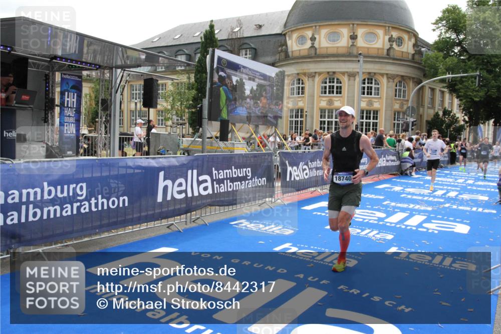 29.06.2025 - hella hamburg halbmarathon Michael Strokosch http://msf.ph/oto/8442317 29.06.2025 10:24:51 Ziel 1241, 1271, 7142, 11678, 13872, 16361, 18740 meine-sportfotos.de