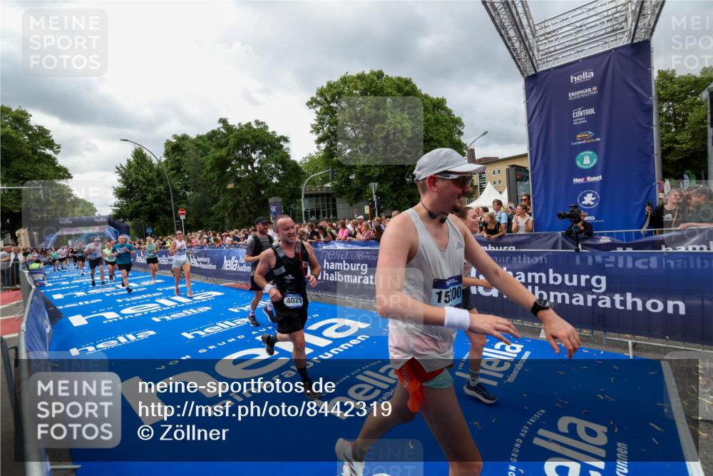 29.06.2025 - hella hamburg halbmarathon Zöllner http://msf.ph/oto/8442319 29.06.2025 10:56:29 Ziel 3048, 4029, 5672, 6399, 7742, 8863, 9622, 10665, 11231, 11309, 15300, 15407, 15818, 16257, 16261, 17268, 17734 meine-sportfotos.de