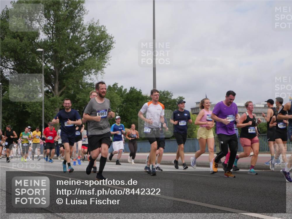 29.06.2025 - hella hamburg halbmarathon Luisa Fischer http://msf.ph/oto/8442322 29.06.2025 10:23:50 Kennedybrücke 166, 7987, 6951, 165, 5181, 017, 00, 4157, 4754, 4166, 1011, 2053, 2834, 3842, 4154, 4166, 4288, 4754, 4869, 5181, 5811, 5812, 6608, 6844, 6951, 8940, 9005, 9011, 9236, 10039 meine-sportfotos.de