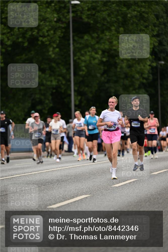 29.06.2025 - hella hamburg halbmarathon Dr. Thomas Lammeyer http://msf.ph/oto/8442346 29.06.2025 10:57:21 Kennedybrücke 2420, 2983, 2988, 3227, 4595, 6135, 6604, 7032, 7511, 7690, 7735, 7871, 9340, 9368, 10080, 10417, 10568, 10879, 10981 meine-sportfotos.de